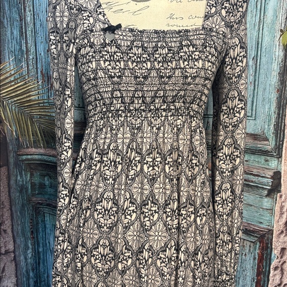 Guess long sleeve stretchy dress, size large, good condition - Picture 5 of 12